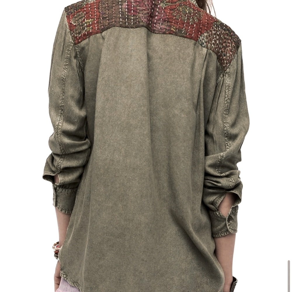 UO STARING AT STARS embroidered buttondown